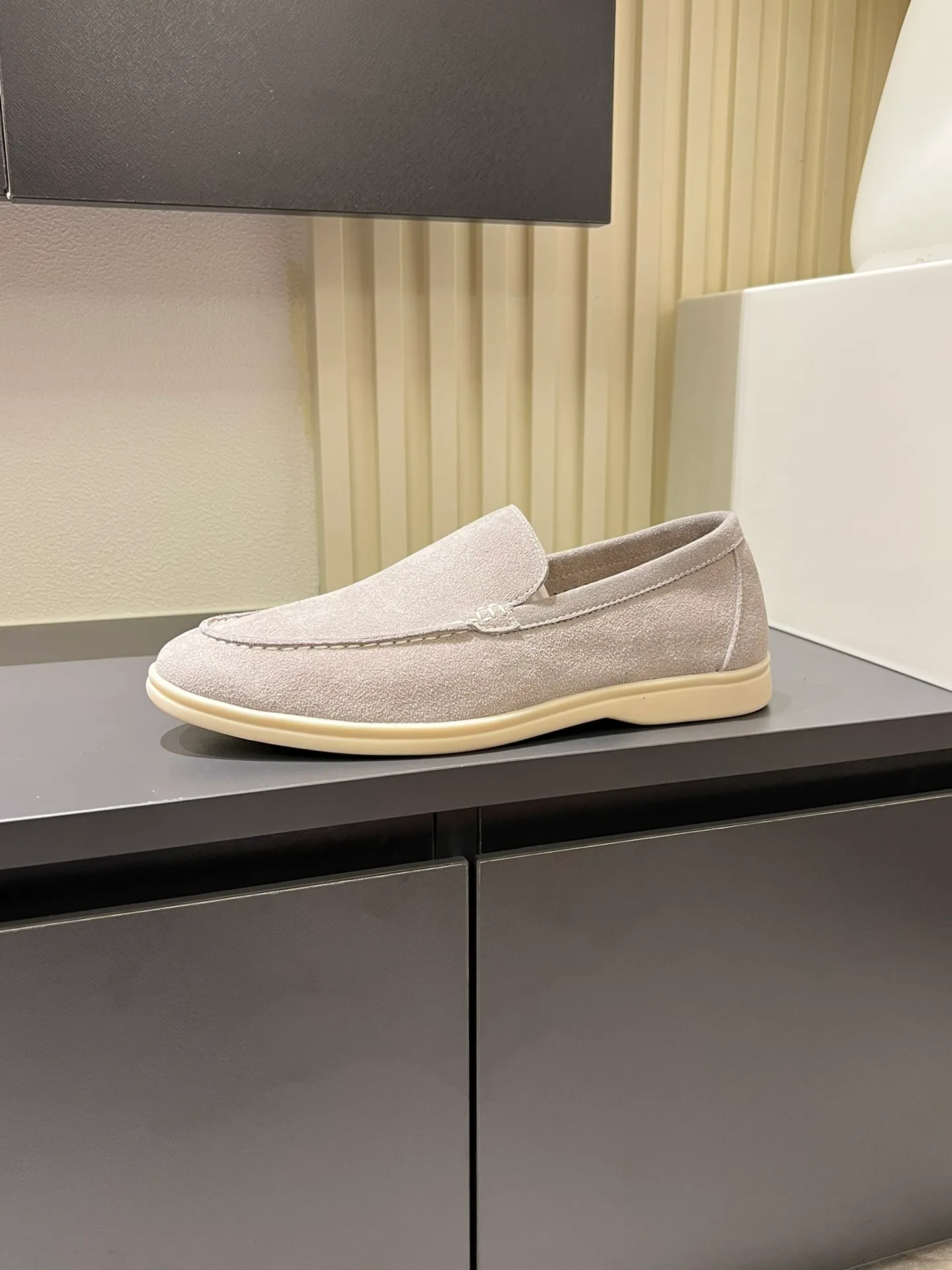 Men's shoes 💰p360 "Loro men's shoes 💰pian'*" Classic L men's shoes for couples 💰p Top version British flat loafers, a must-have item in old money style, the minimalist design is eye-catching and durable, a plus point for dressing The soft foot feel and texture are outstanding. They don’t scratch your feet and are very nice. They are matched with soft and waxy soles. They can be worn daily for a long time without getting tired. They are easy to wear, versatile and classic items, with perfect foot feel and texture! Imported cashmere fabric, the lining is made of imported A-grade water-dyed cow lining, the top version of the genuine leather midsole is sewn with pure handmade mark thread! Size: Female 35-40 (34. Customized) Male 38-44 (45.46. Customized)